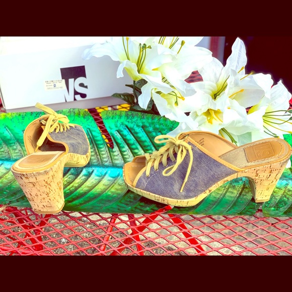 Cork heeled slip on’s. - Picture 1 of 3